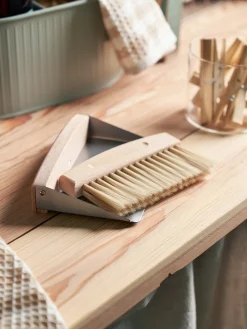 Søstrene Grene Fejebakke Og Kost Til Bordet