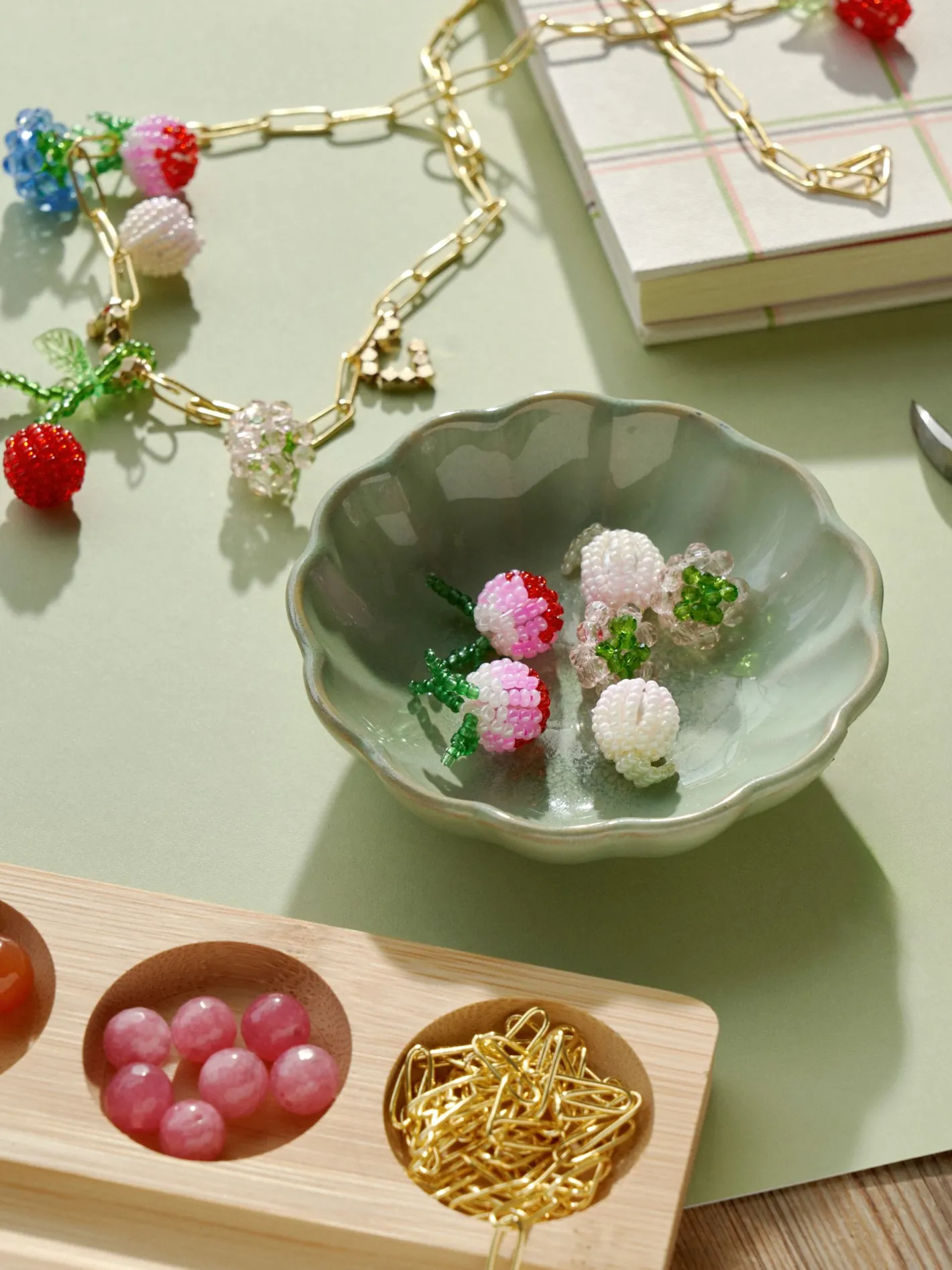 Søstrene Grene Perlebesatte Frugt Vedhæng